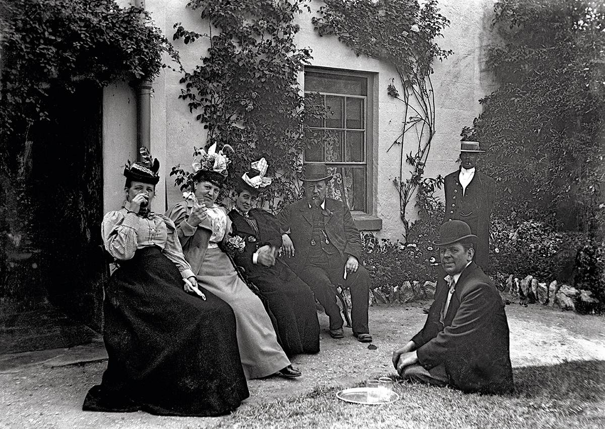 Portrait d’une famille bourgeoise en villégiature dans le Devon entre 1870 et 1891 (photographie amateur).
